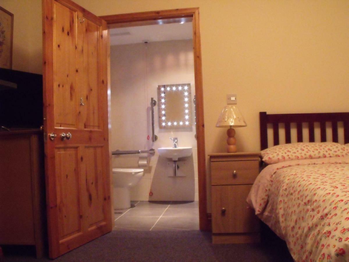Cosy Ground Floor Disabled Friendly Room In Farm House Llandderfel Exterior foto